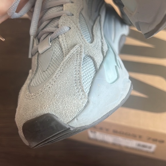 Yeezy Boost 700 Hospital Blue - Picture 9 of 11